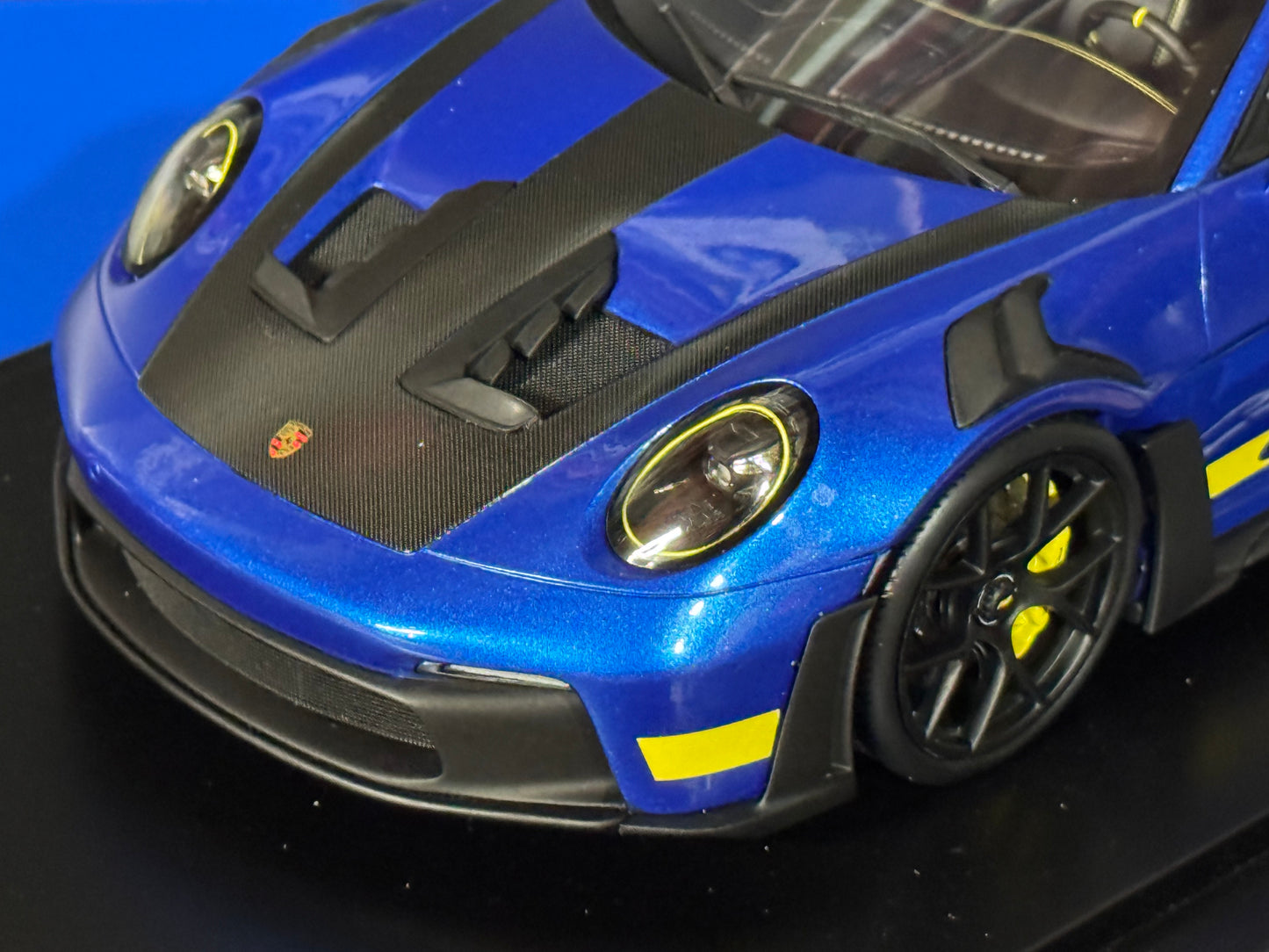 Porsche 911 992 GT3 RS Weissach Sonderwunsch Package  w/ Display Case 1/18 Spark