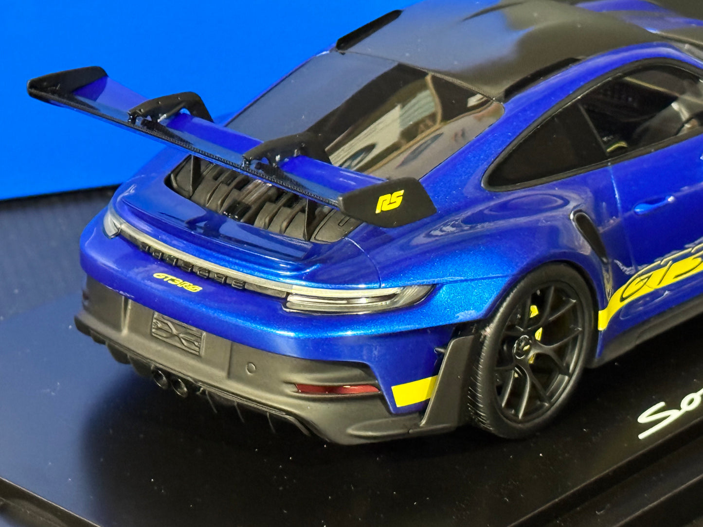 Porsche 911 992 GT3 RS Weissach Sonderwunsch Package  w/ Display Case 1/18 Spark