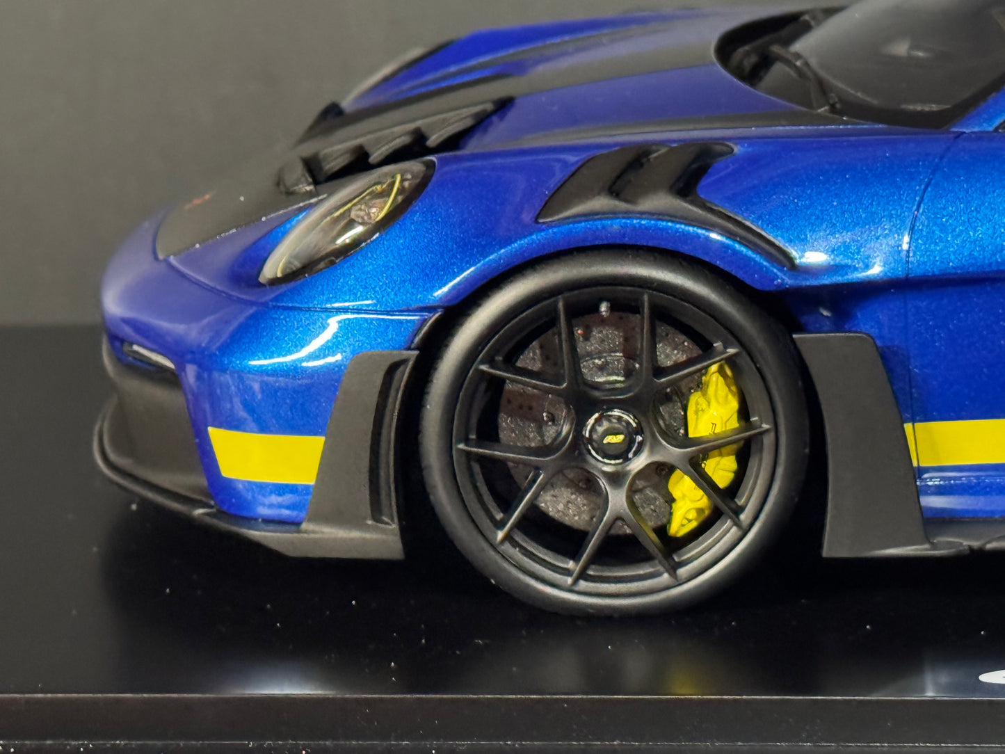 Porsche 911 992 GT3 RS Weissach Sonderwunsch Package  w/ Display Case 1/18 Spark