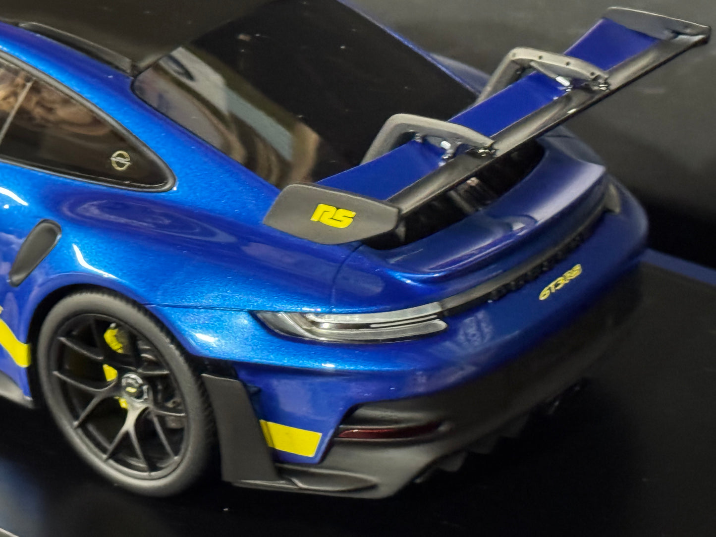 Porsche 911 992 GT3 RS Weissach Sonderwunsch Package  w/ Display Case 1/18 Spark