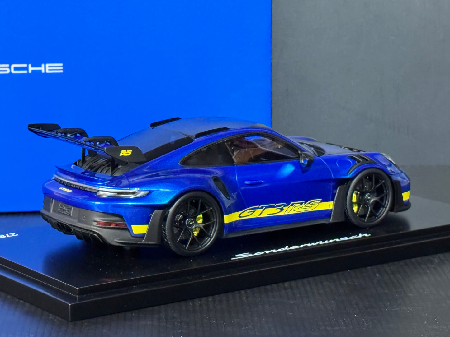 Porsche 911 992 GT3 RS Weissach Sonderwunsch Package  w/ Display Case 1/18 Spark