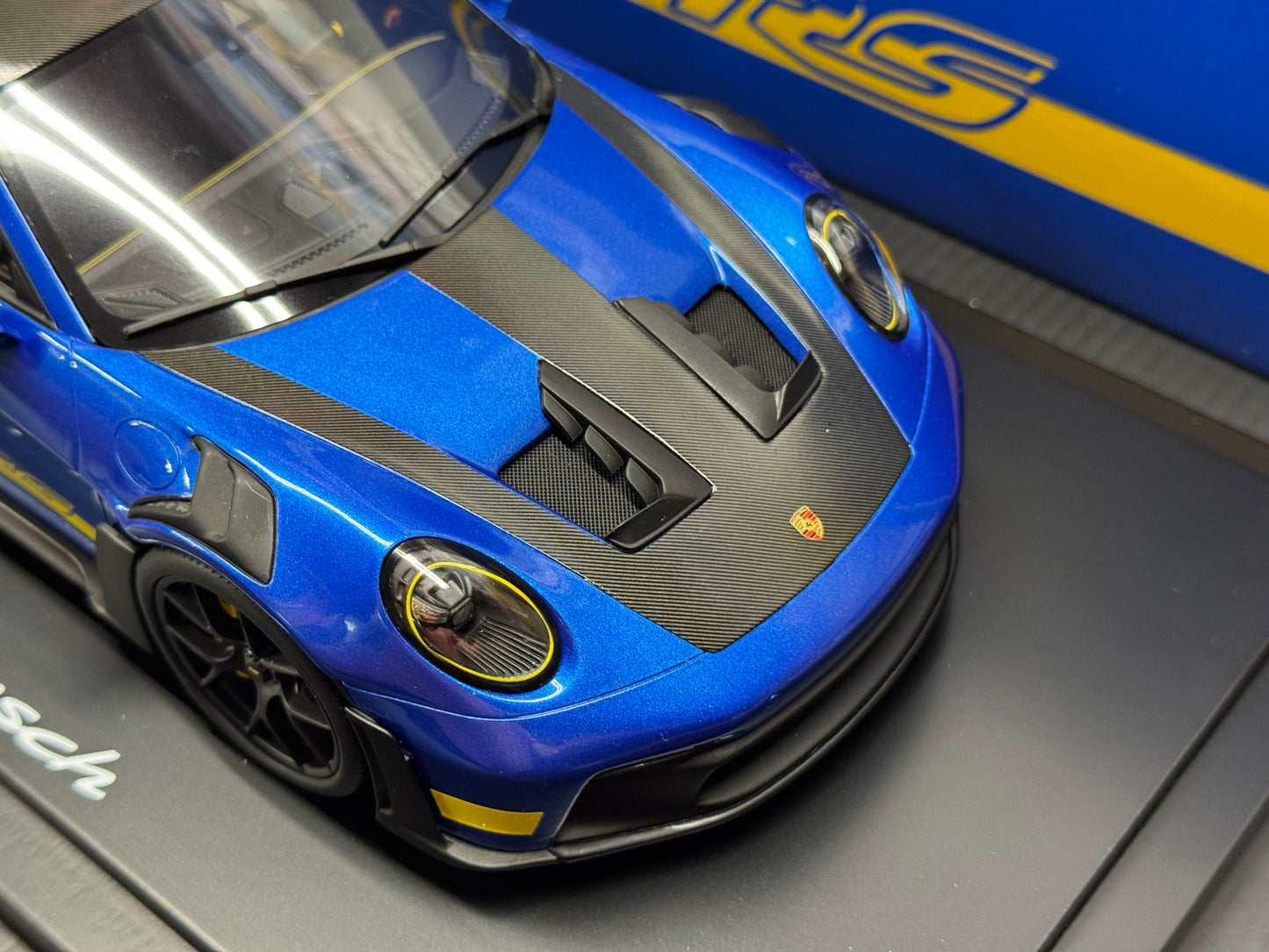 Porsche 911 992 GT3 RS Weissach Sonderwunsch Package  w/ Display Case 1/18 Spark