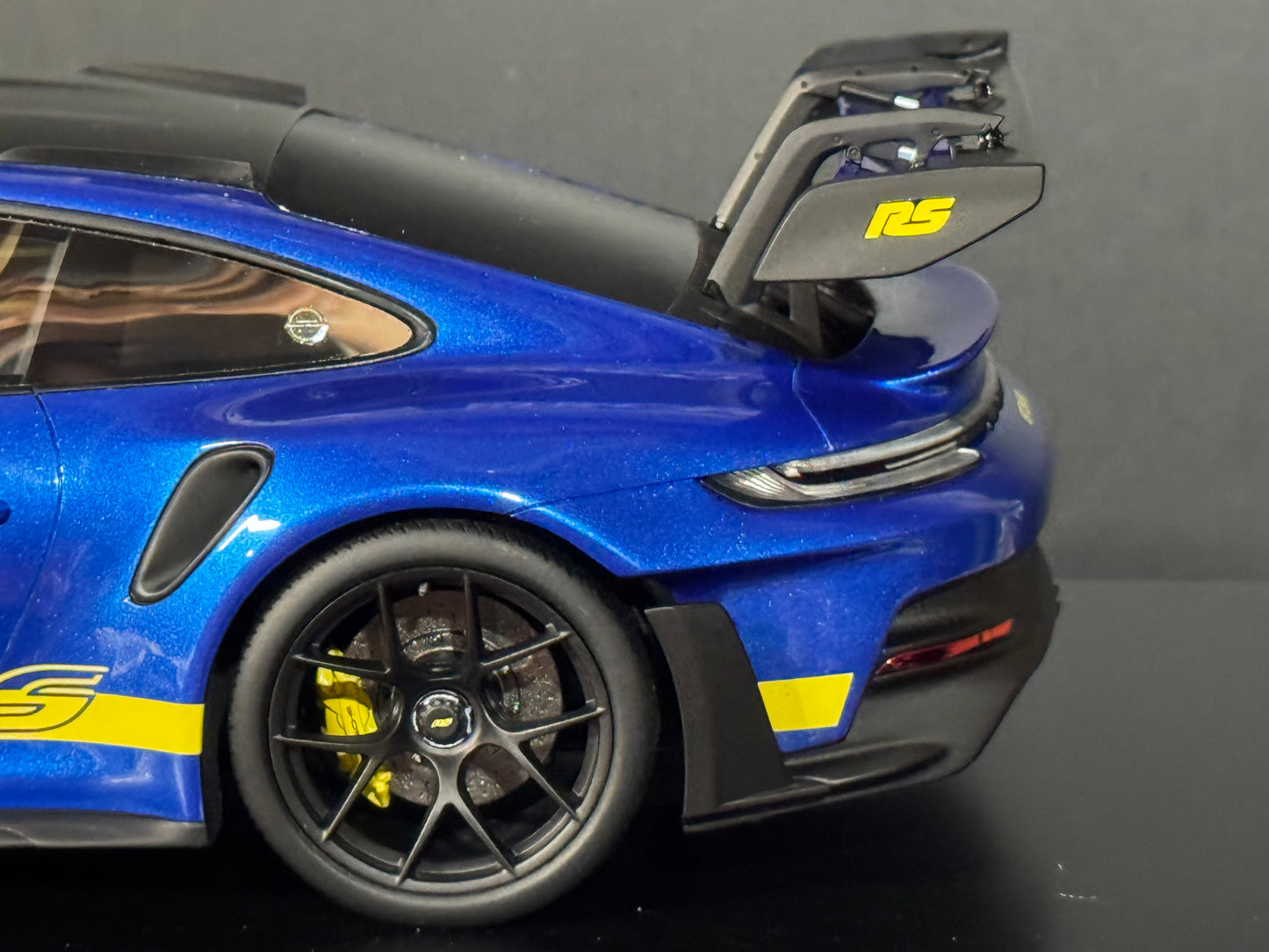 Porsche 911 992 GT3 RS Weissach Sonderwunsch Package  w/ Display Case 1/18 Spark