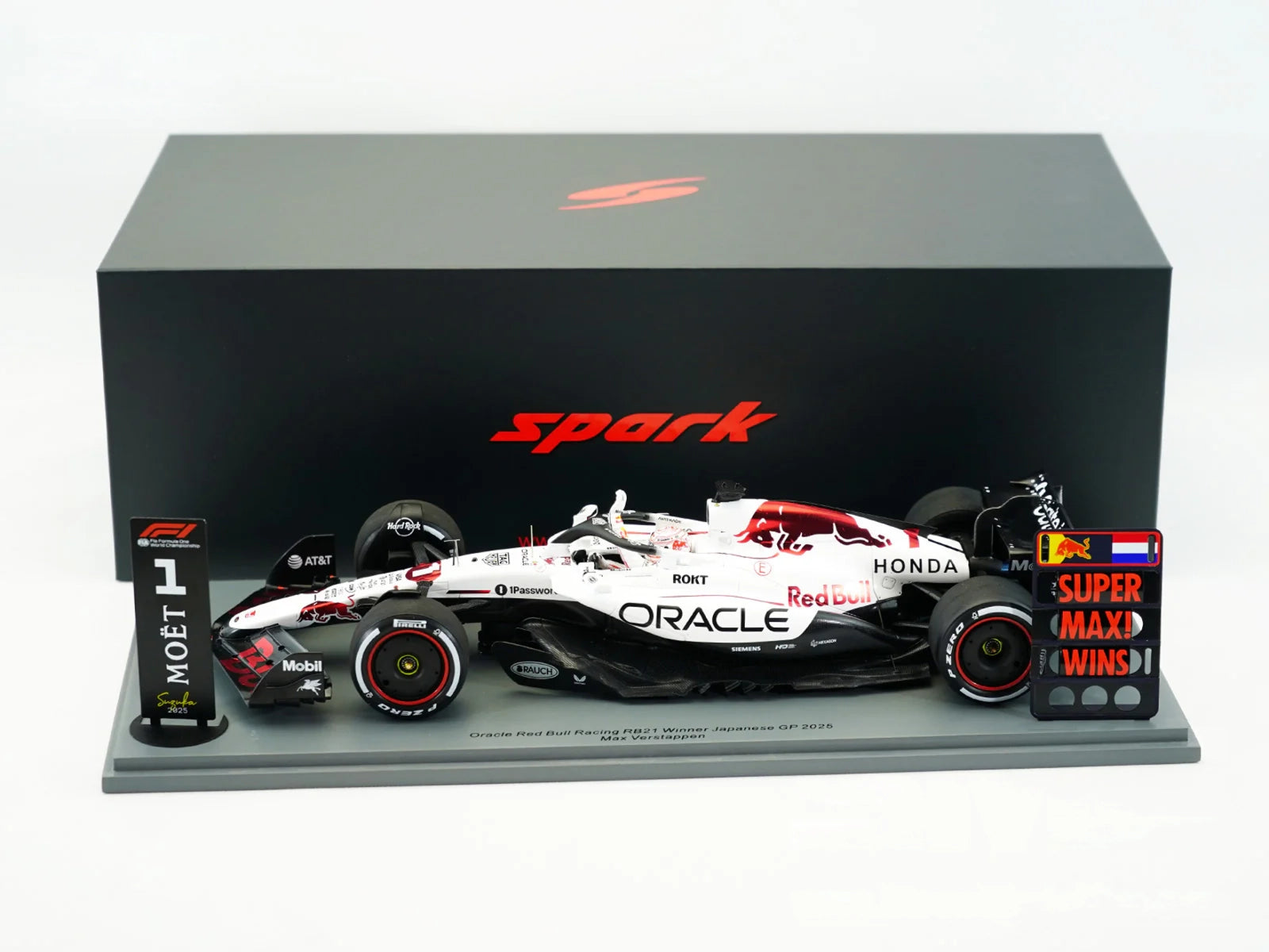1/18 Spark Red Bull Racing RB21 #1 Max Verstappen Japanese GP