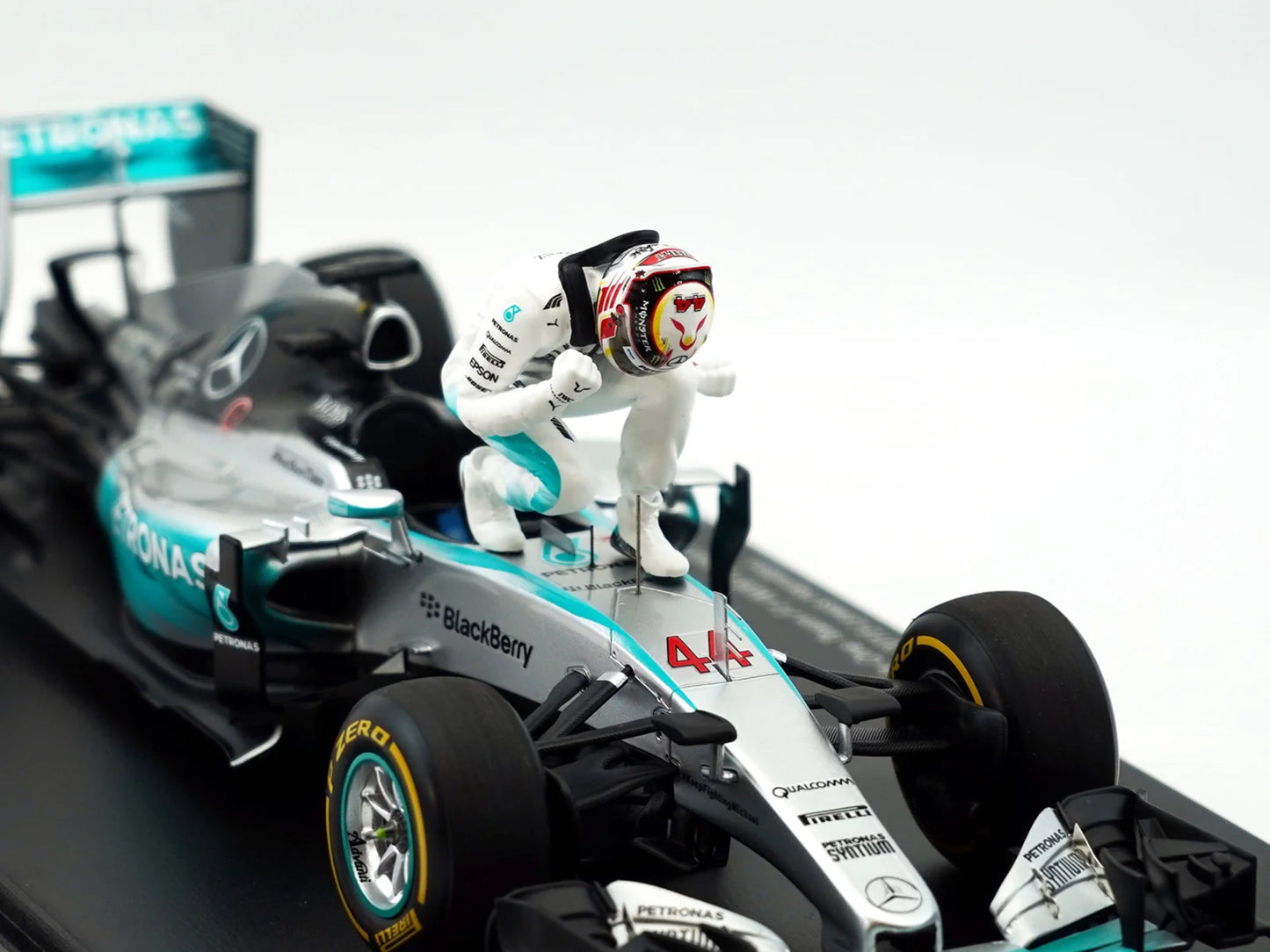 MERCEDES-AMG W06 - WORLD CHAMPION 2015 U.S. GP LEWIS HAMILTON 1/18 SCALE SPARK