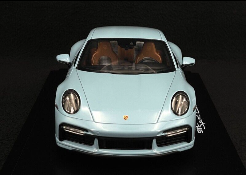 Porsche 911 Sport Classic (992) w/ Display Case - Dealer Edition - 1/18 Spark