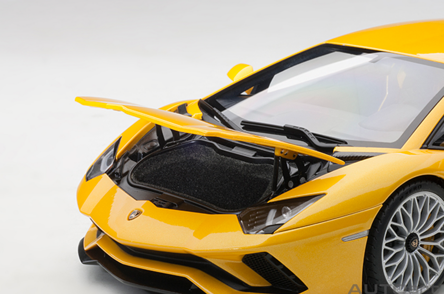 Lamborghini Aventador S Pearl Yellow AutoArt  2018 1/18 Diecast Model Car