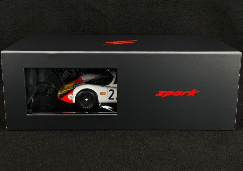 PORSCHE 907 WINNER TARGA FLORIO 1968 WITH DISPLAY CASE SPARK 1/18 MODEL CAR