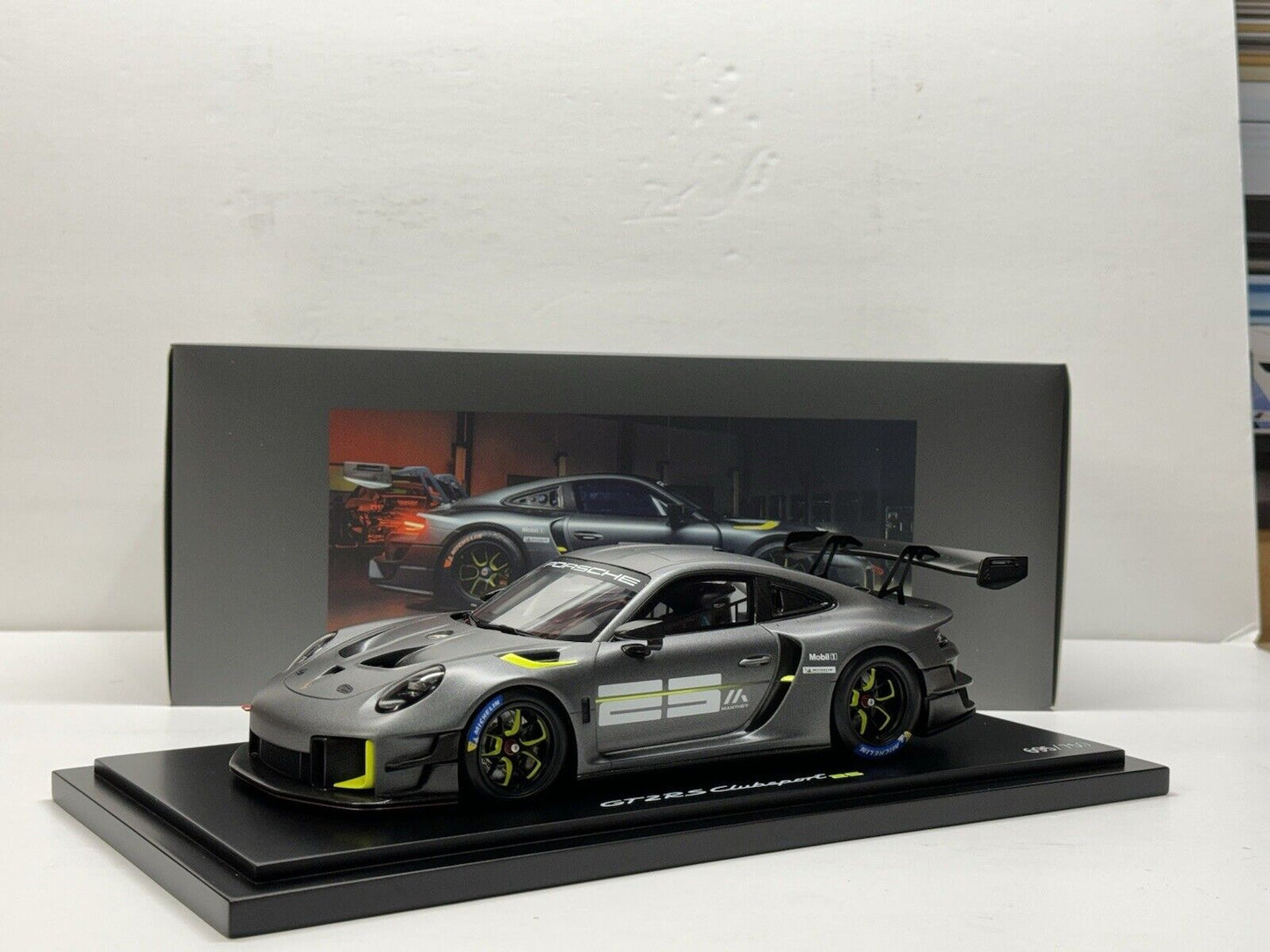 Porsche 911 GT2 RS Clubsport - Manthey Racing - w/ Case - 1/18 Spark Ltd. 2025