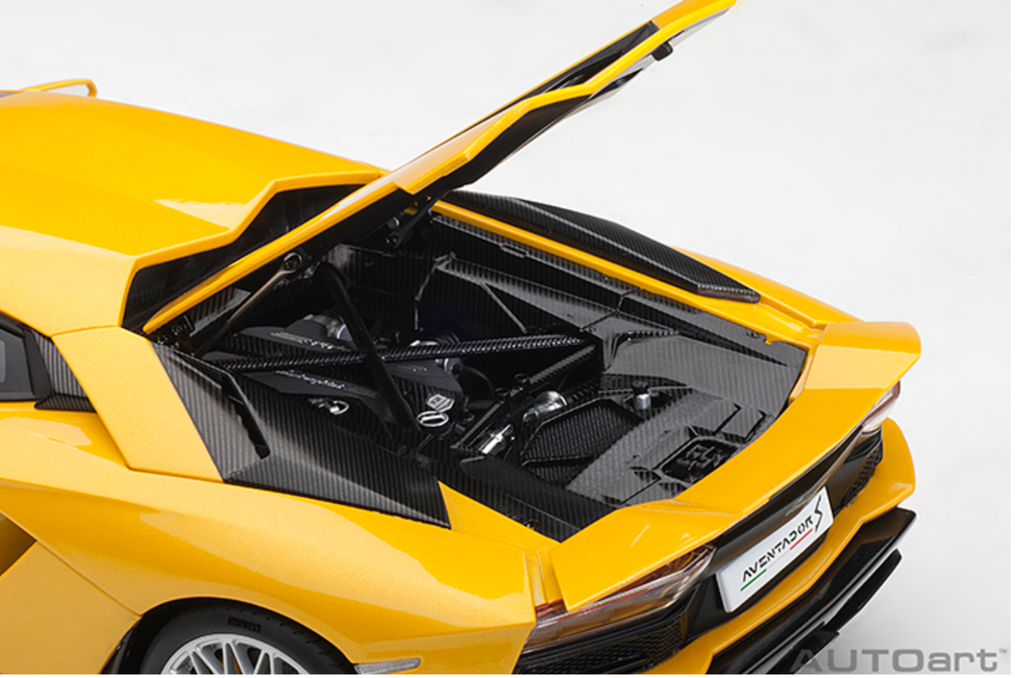 Lamborghini Aventador S Pearl Yellow AutoArt  2018 1/18 Diecast Model Car