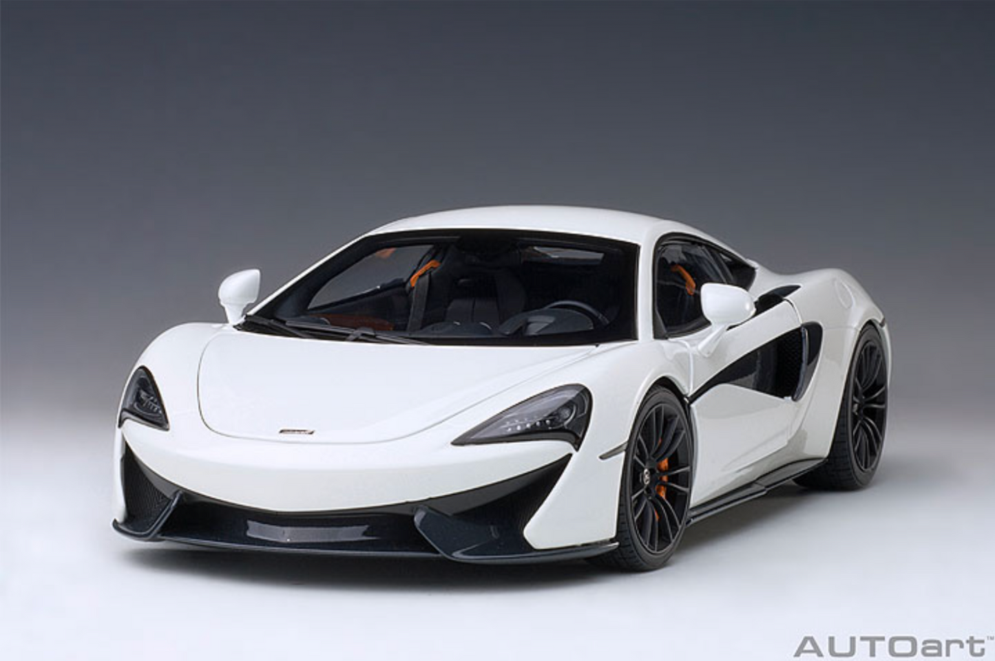 Mclaren 570S Mantis White 1/18 Model Car by Autoart