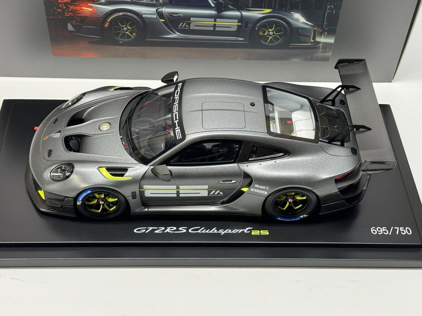 Porsche 911 GT2 RS Clubsport - Manthey Racing - w/ Case - 1/18 Spark Ltd. 2025