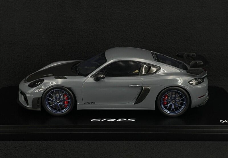 Porsche 718 GT4 RS Arctic Gray (982) w/ Display Case 1/18 Spark Dealer Edition