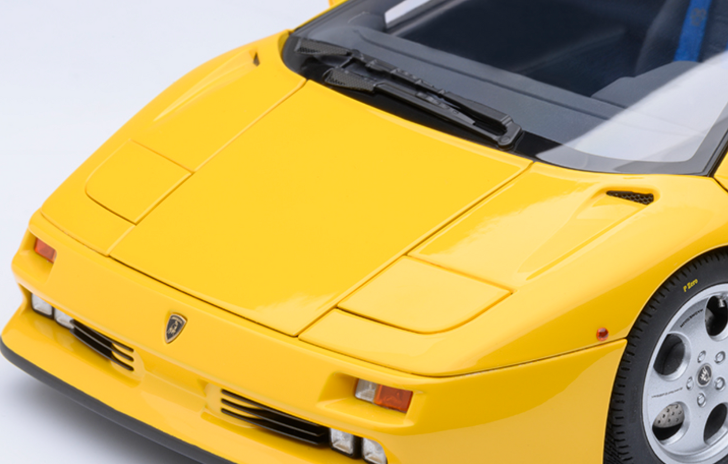 1/18 Scale Lamborghini Diablo SE30 JOTA 1994 Yellow Model Car by AUTOart