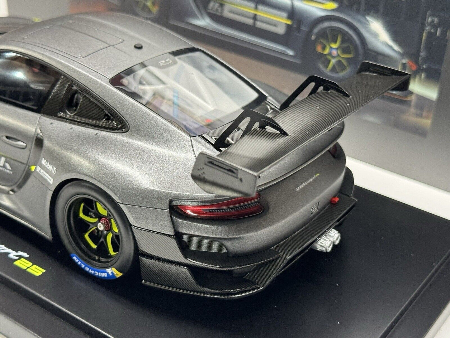 Porsche 911 GT2 RS Clubsport - Manthey Racing - w/ Case - 1/18 Spark Ltd. 2025