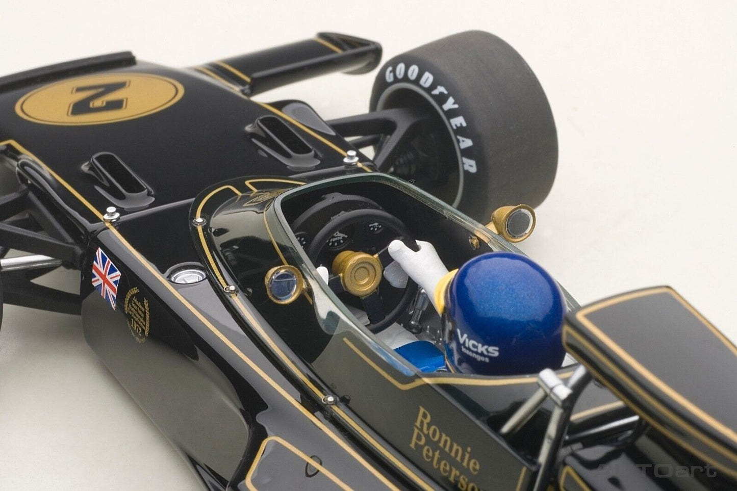 1/18 SCALE AUTOART LOTUS 72E 1973 RONNIE PETERSON #2 MODEL CAR