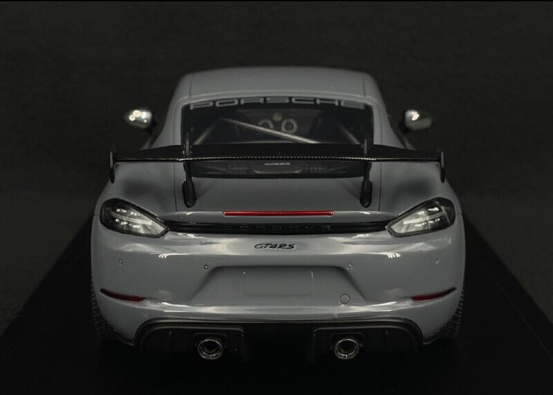 Porsche 718 GT4 RS Arctic Gray (982) w/ Display Case 1/18 Spark Dealer Edition