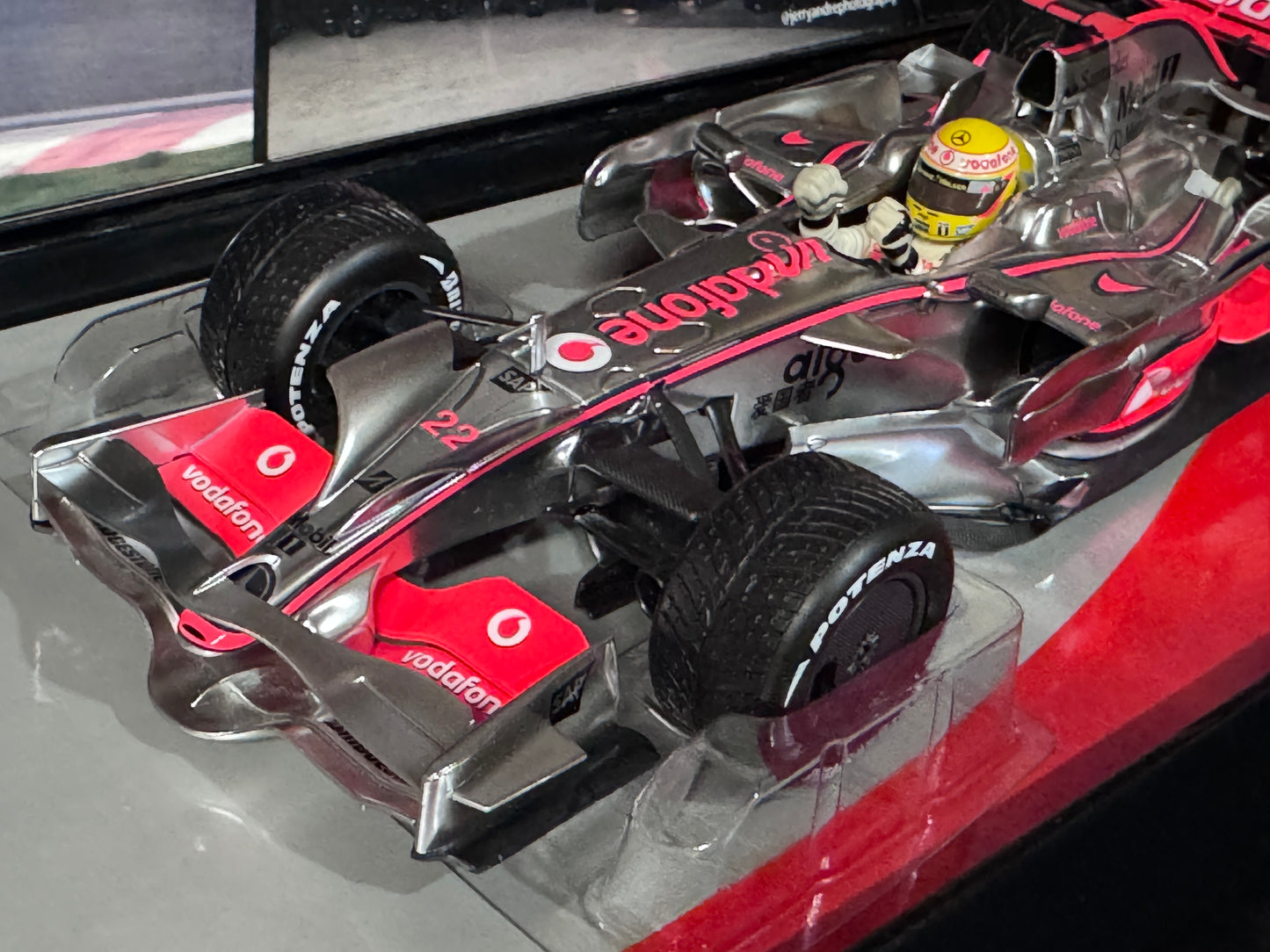 1/18 Minichamps 2008 F1 Lewis Hamilton McLaren MP4/23 #22 Brazil GP Box Set