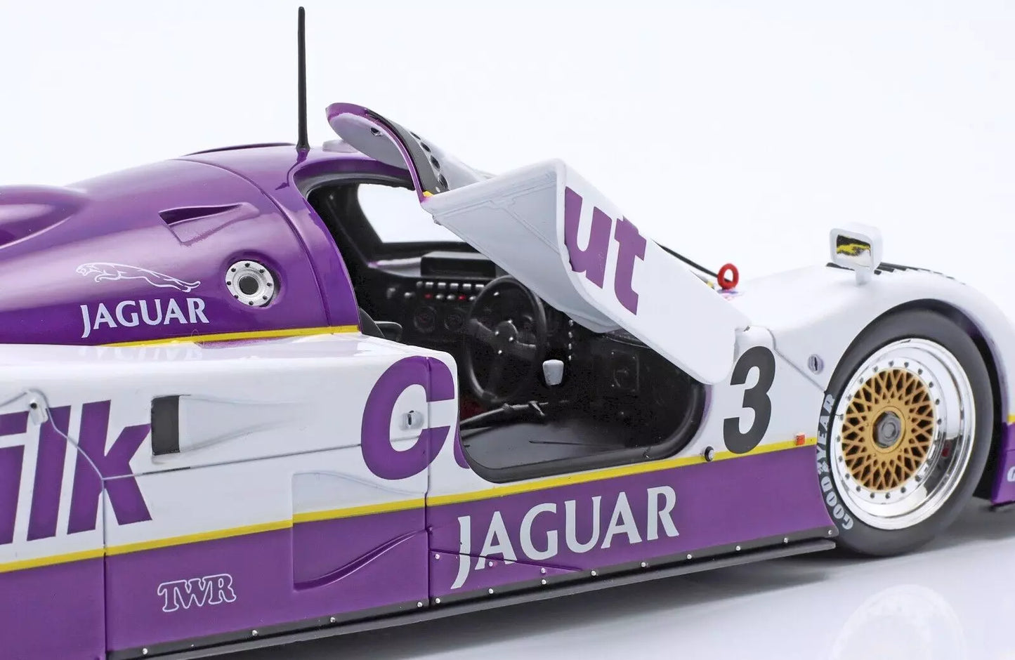 Jaguar XJR9 V12 Silk Cut Racing LeMans Winner 1990 Diecast 1:18 Scale CMR