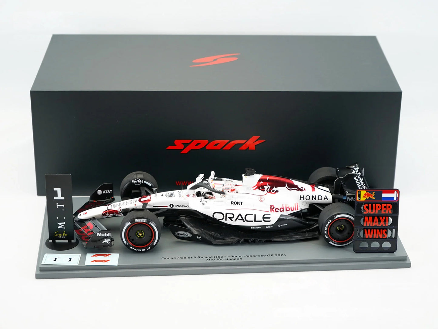 1/18 Spark Red Bull Racing RB21 #1 Max Verstappen Japanese GP Winner 2025