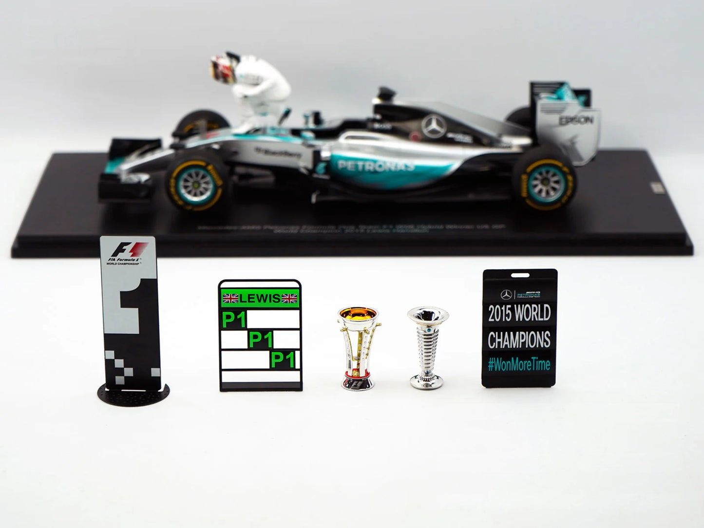 MERCEDES-AMG W06 - WORLD CHAMPION 2015 U.S. GP LEWIS HAMILTON 1/18 SCALE SPARK