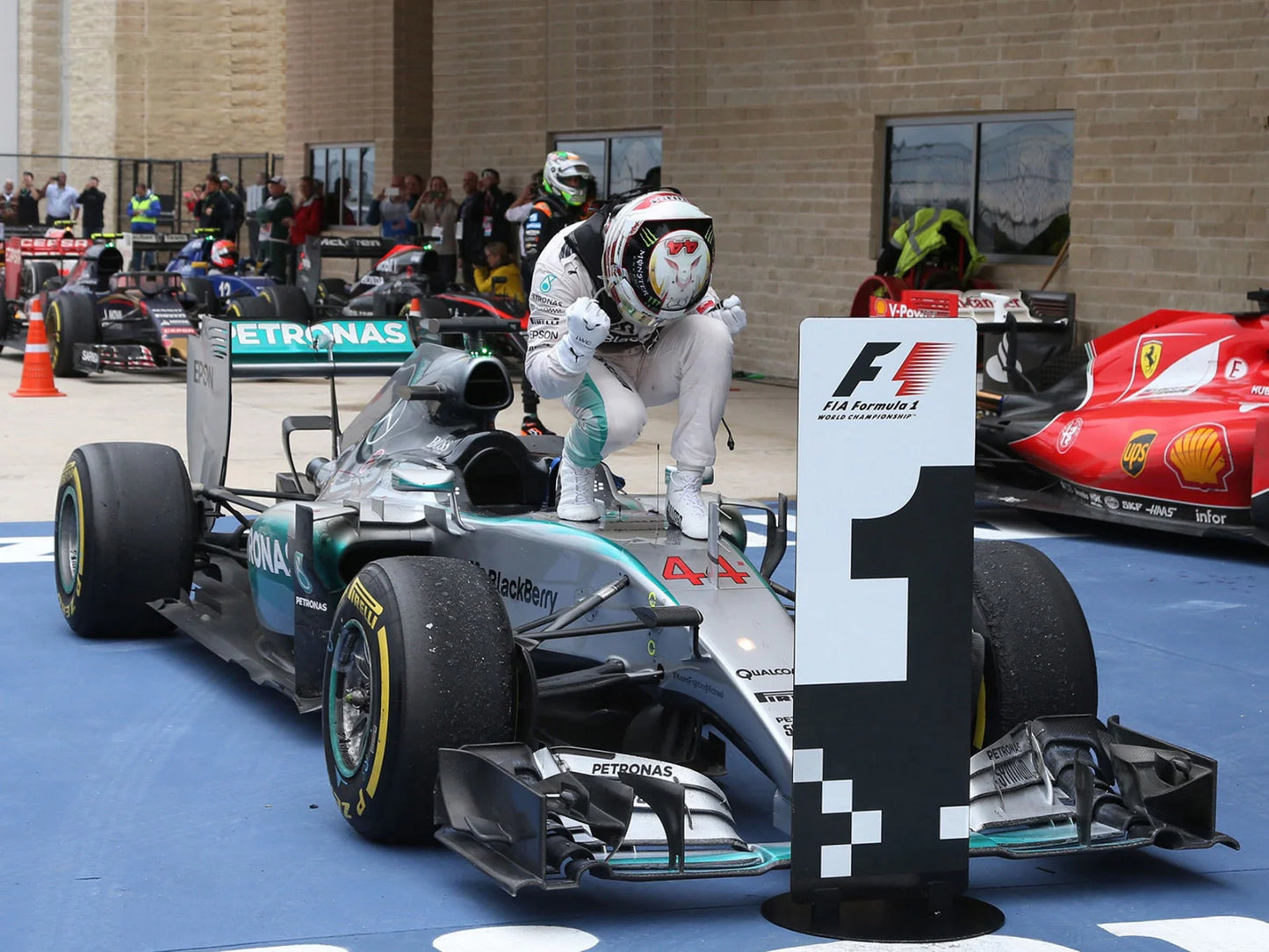MERCEDES-AMG W06 - WORLD CHAMPION 2015 U.S. GP LEWIS HAMILTON 1/18 SCALE SPARK